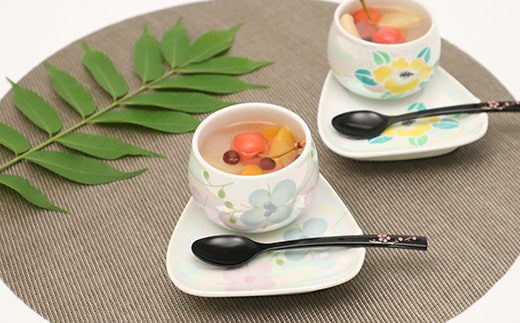 工房 賜光窯 有田焼 ラスター彩色 ポピーと山茶花 ソーサー付ペア小蒸碗 A24-134