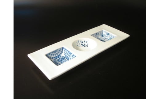 有田焼 ちょっとのせ有田焼 三品盛 染付 手描き【松華堂】和食器 食器 うつわ 器 盛皿 小皿 3品盛 長皿 前菜 おつまみ皿 お正月 ちょっとのせ食器からくさ 唐草 A14-154