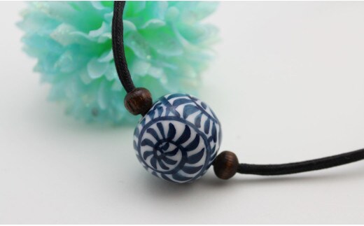 二宮閑山 有田焼磁器玉ペンダント たこ唐草 A24-158