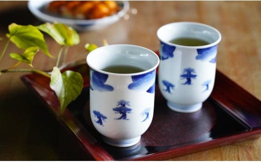 しん窯 青花 染付富士山反り組湯呑 有田焼 和食器 食器 うつわ 器 カップ コップ 2個セット 夫婦湯呑 お湯呑 ゆのみ カップ フリーカップ ギフト 贈答 手描き カップ2個 縁起物 松 富士山 大小セット 35000円 3.5万円 A35-540