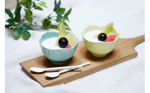 有田焼 黄釉・笹青磁 ペア桔梗型中付【深川製磁】食器 器 うつわ 鉢 小鉢 デザート鉢 セット ペア イエロー ブルー かわいい 電子レンジ対応 A24-1