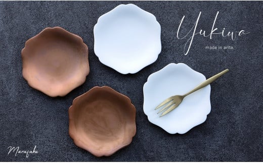 有田焼 yukiwa 雪輪小皿 4枚セット【まるふくオリジナル】食器 器 うつわ 磁器 陶磁器 小皿 取皿4枚 セット 雪輪 雪 結晶 デザート皿 菓子皿 かわいい おしゃれ シンプル マットホワイト ゴールド 白 金 ギフト 食洗機対応 A30-807