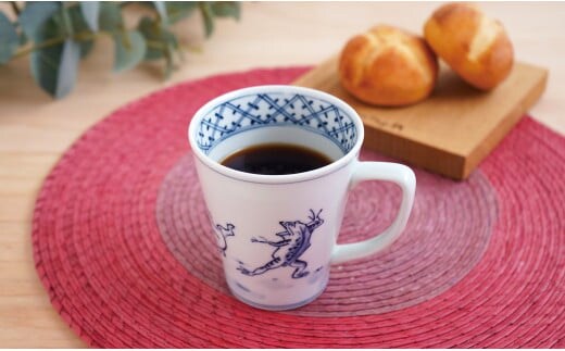 有田焼 染付鳥獣戯画 すもうゆったりマグカップ よう楽庵・たかす A22-38 