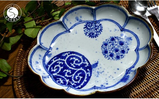 有田焼 染付唐草のパスタ・カレー皿 No.1【ARITAYAKI-STORE】 パスタ皿 カレー皿 電子レンジ 染付 手描き 伝統的文様 絵柄 青と白 パスタ皿 24cm カレー皿 唐草文様 皿 器 有田焼 磁器 A35-223