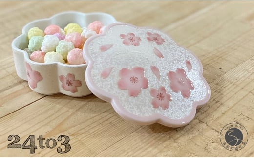 有田焼 春の器 虹彩桜花型 ボンボニエール 24to3【西富陶磁器オリジナル】食器 うつわ 器 菓子器 蓋物 磁器 小物入れ 小箱 桜 さくら ピンク ひなまつり お祝い ギフト A40-386