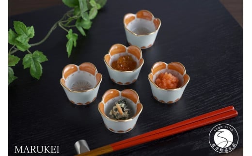 有田焼 錦梅型小付 5個セット【丸兄商社 】食器 器 うつわ 小付 小鉢 薬味入 珍味入 5個 セット 梅 うめ お祝い ハレの日 お正月 おせち 朱 金 A45-356