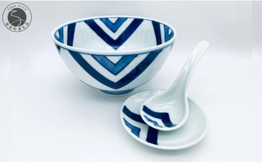 有田焼 粋な江戸紋の丼とレンゲのセット【しん窯 青花】【佐賀県陶磁器工業協同組合】食器 うつわ 器 丼ぶり 丼 レンゲ うどん ラーメン お正月 手描き 江戸紋 プレゼント ギフト 35000円 3.5万円 A35-519