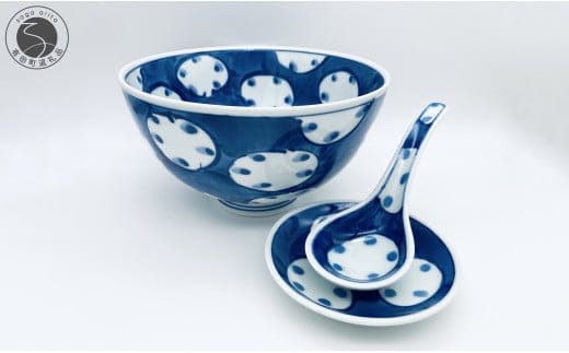 有田焼 モダンで斬新な丸紋の丼とレンゲのセット【しん窯 青花】【佐賀県陶磁器工業協同組合】食器 うつわ 器 丼ぶり 丼 レンゲ うどん ラーメン 手描き プレゼント ギフト 35000円 3.5万円 A35-520