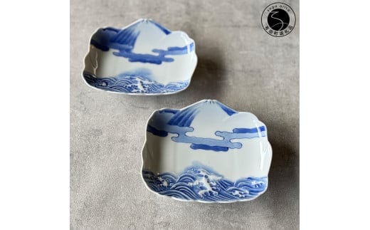 有田焼 染付霊峰富士に波濤文 小向付 2枚セット【有田焼 花伝作】食器 器 うつわ 皿 和皿 小皿 取皿 2枚 セット 富士山 富士 縁起物 染付 青 手描き 電子レンジ対応 A35-350