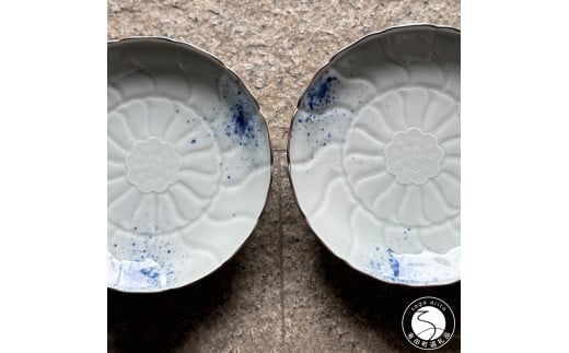 有田焼 吹き墨縁錆睡蓮彫 和皿 2枚セット【有田焼 花伝作】食器 器 うつわ 皿 和皿 小皿 取皿 2枚 セット 吹き墨 渕錆 ホワイト ブルー 電子レンジ対応 A20-661