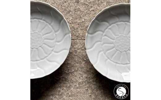 有田焼 白磁睡蓮彫和皿 2枚【有田焼 花伝作】食器 器 うつわ 和皿 皿 取皿 中皿 プレート 白 シンプル 上品 電子レンジ対応 A20-658