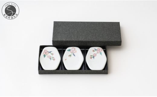 有田焼 桜花文様 箸置き 3個組【肥前赤絵窯元 鷹巣】手描き 白磁 陶磁器 伝統工芸 伝統柄 A15-372
