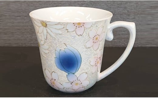 有田焼 ブルーが映えるチェリーブラッサムのマグカップ【中山陶和堂】食器 うつわ 器 磁器 陶磁器 コップ カップ マグカップ 花 桜 さくら チェリーブロッサム ブルー 青 母の日 贈り物 ギフト A45-322