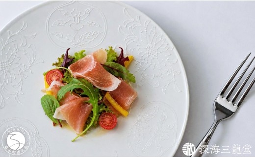 有田焼 白一珍間取り花唐草紋浅鉢 【深海三龍堂】 食器 中鉢 白磁 白い器 白い食器 器 陶磁器 シンプル おしゃれ いっちん 職人技 ay100