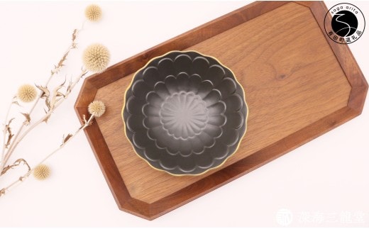 有田焼 漆黒菊小鉢【深海三龍堂】 食器 和食器 中鉢 和食 煮物鉢 取鉢 深鉢 菊紋 菊花 黒い器 うつわ おもてなし おしゃれ 和モダン ay104