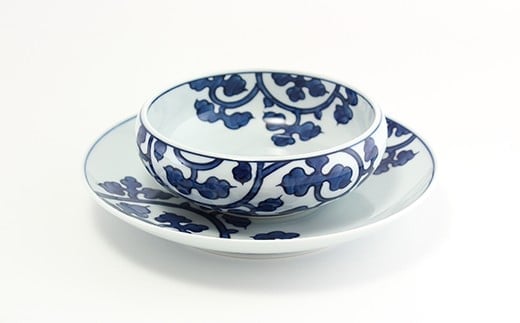 源右衛門窯 染付唐草文 組皿 器 食器 皿 伝統的文様 皿 唐草文様 スープ皿 組皿 スープ皿 皿 取鉢 多様に使える スープ皿 古伊万里 機能美 スープ 染付 有田焼 セットアップ A45-278