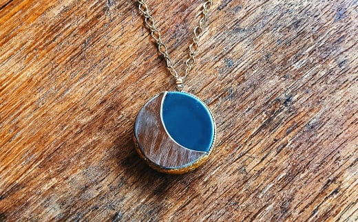 秘鏡 (ひきょう) ペンダント部分:直径5cm/厚さ5mm程度 チェーン長さ:約70cm