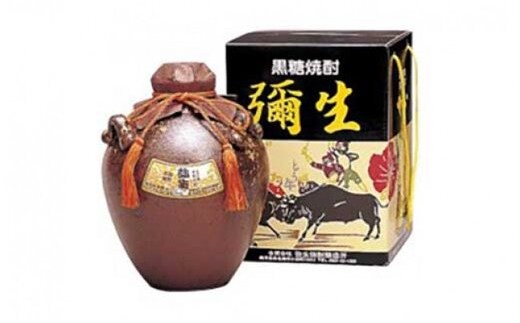奄美でしか造れない黒糖焼酎「弥生みんがめ」30度 900ml A024-004